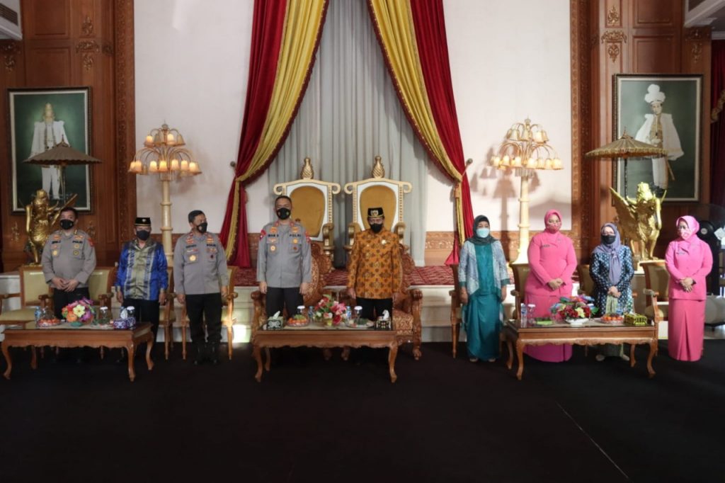 Kapolda Kaltim Silaturahmi Ke Sultan Adji Muhammad Arifin Di Kedaton Kutai Kartanegara Disambut Dengan Tepung Tawar 434F27D2 7C57 4B03 9C68 CC819CD17C82