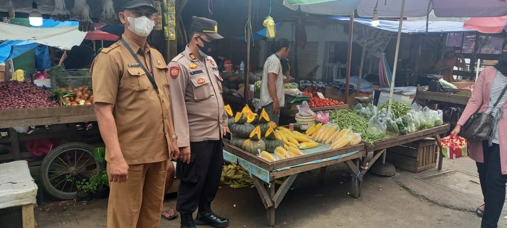 Antisipasi Penyebaran Covid-19, Personel Polsek Balikpapan Barat Imbau Prokes di Pasar Pandansari 5