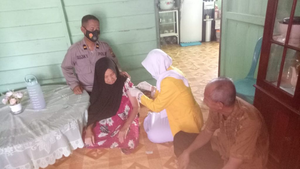 Tak Kenal Lelah, Babinsa dan Babinkamtibmas di Paser Laksanakan Door To Door Vaksin Lansia 5 2