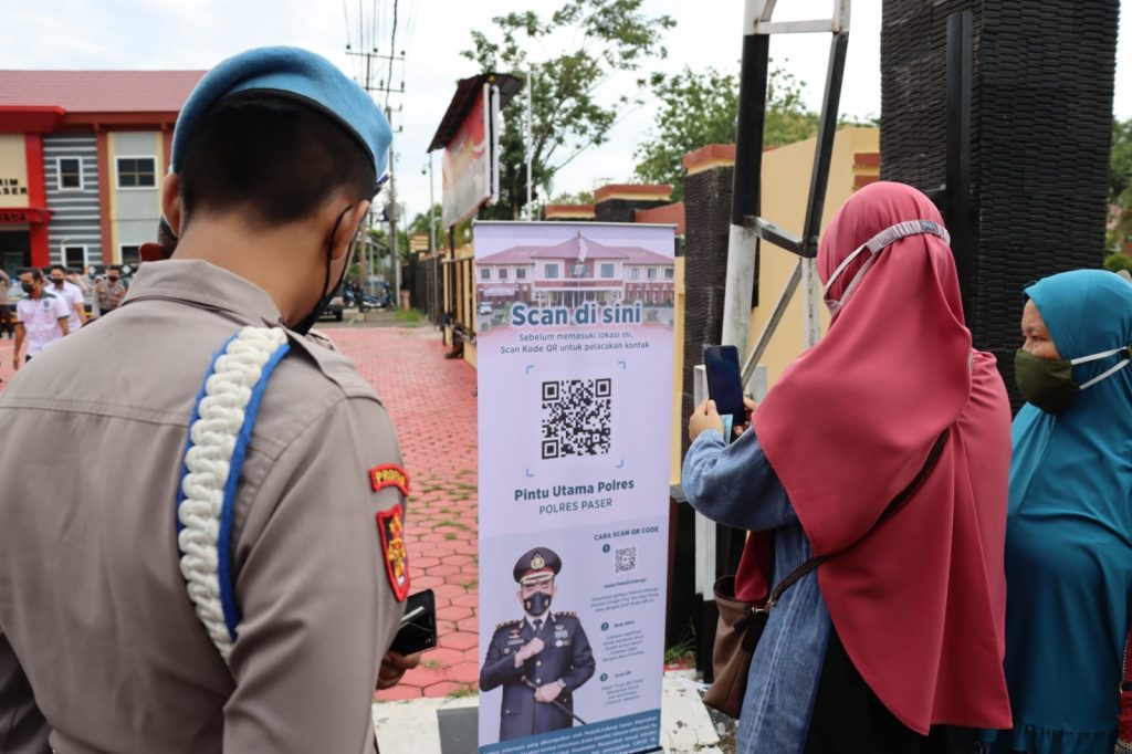 Upaya Cegah Covid-19, Personel Polri dan Masyarakat Wajib Scan QR Aplikasi Peduli Lindungi Sebelum Masuk Mapolres Paser 5 4