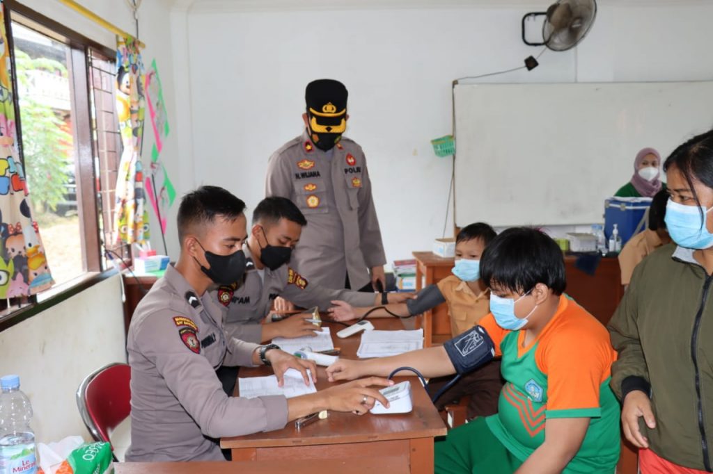 Waka Polres Kubar Cek Percepatan Vaksinasi Anak Usia 6-11 Tahun di Sejumlah Sekolah 5 5