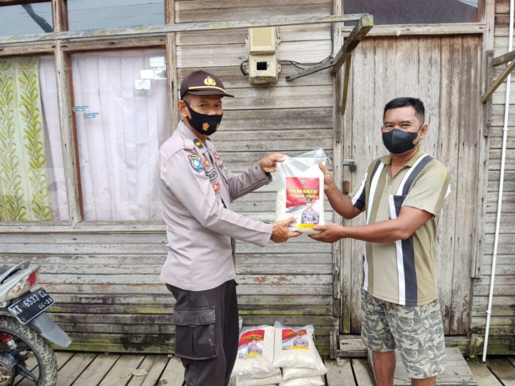 Wujud Kepedulian Polri, Polres Kukar Bagikan Bantuan Sembako kepada Warga Terdampak Pandemi Covid-19 6 3
