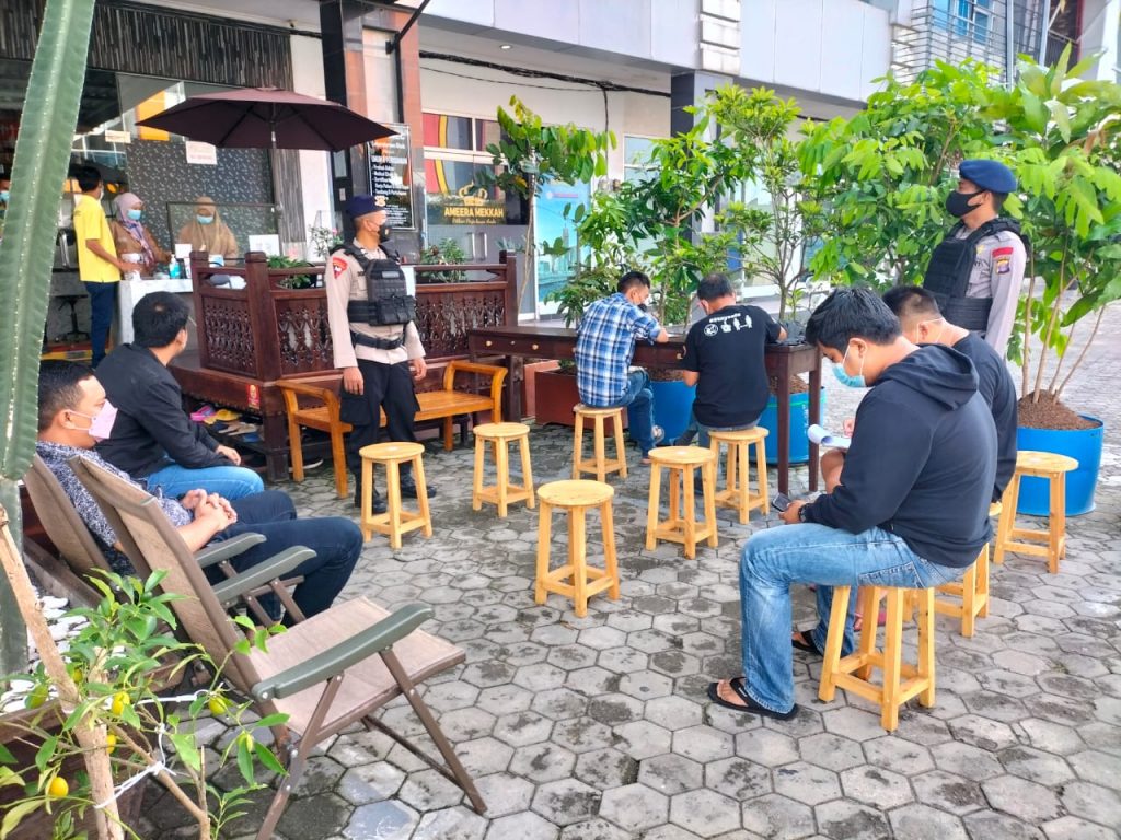 Antisipasi Lonjakan Covid-19 di Balikpapan, Brimob Kaltim Sampaikan Imbauan Prokes kepada Masyarakat 6 9