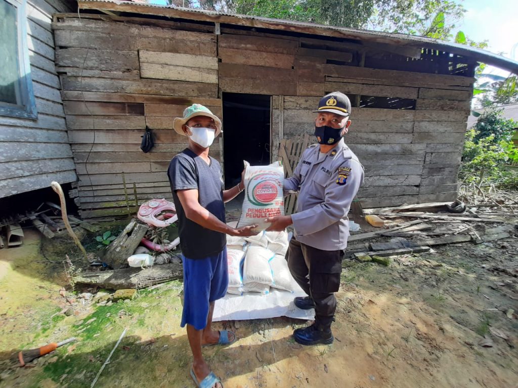 Personel Polres Kukar Salurkan Sembako kepada Warga Sebagai Wujud Kepedulian Ditengah Pandemi 7
