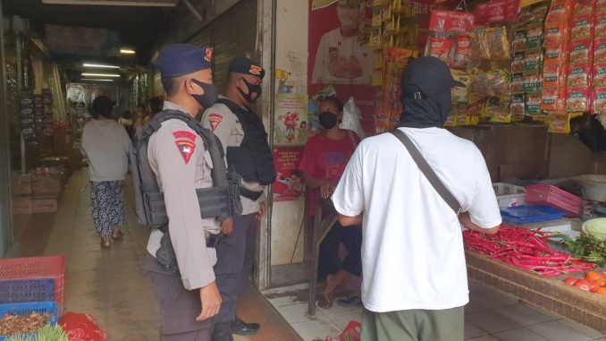 Upaya Cegah Omicron, Brimob Himbau Warga di Pasar Baru Balikpapan Taat Prokes 8