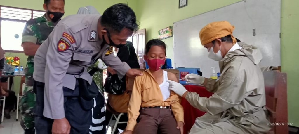 Bhabinkamtibmas monitoring Vaksinasi Anak Usia 6-11 tahun di SDN 036 Penajam PPU