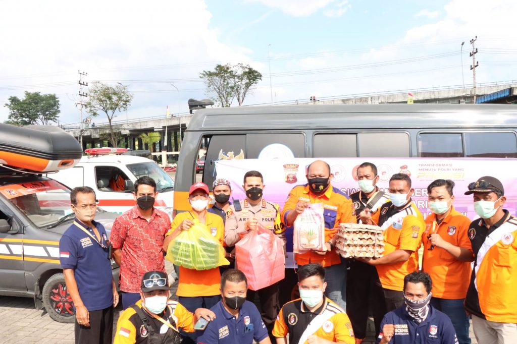 Polresta Samarinda Bersama Relawan Bagikan Makanan Siap Saji dan Sembako Kepada Warga Yang Membutuhkan WhatsApp Image 2022 02 04 at 18.27.35
