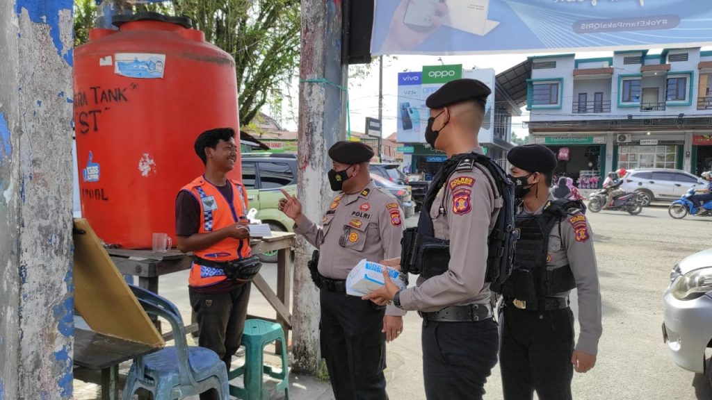 Laksanakan Ops Yustisi, Personil Polres Kukar Himbau Masyarakat Patuhi Protokol Kesehatan WhatsApp Image 2022 02 06 at 09.10.55