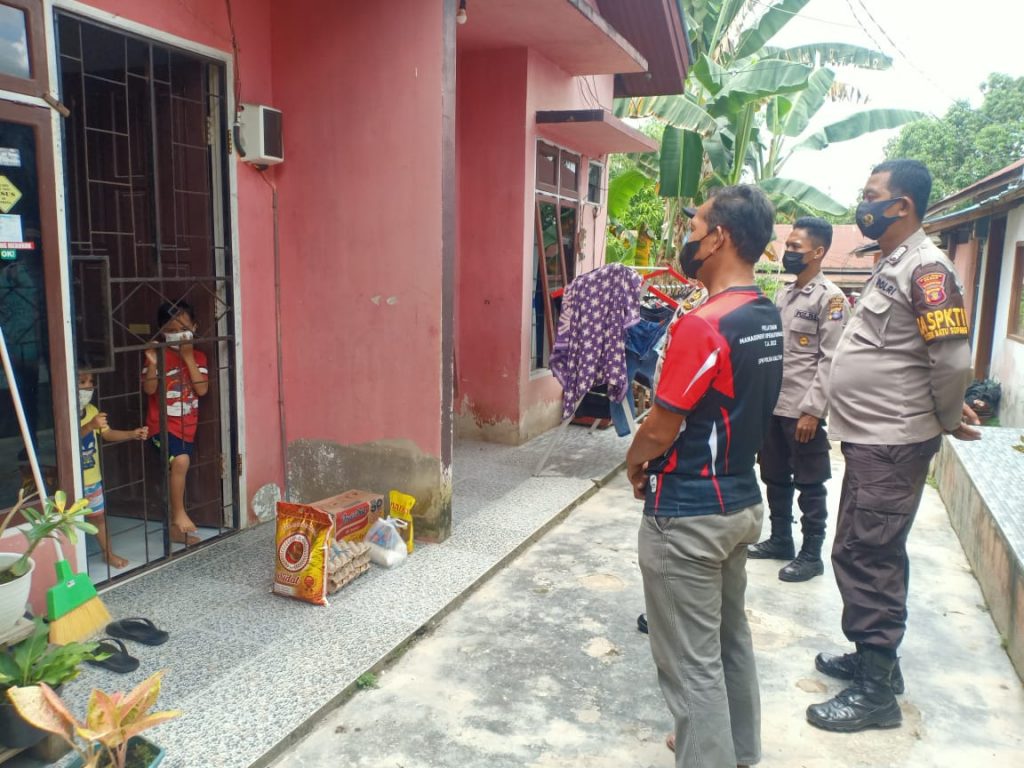 Kunjungi Warga Yang Isoman, Polres Paser Bagikan Paket Sembako WhatsApp Image 2022 02 06 at 10.33.30