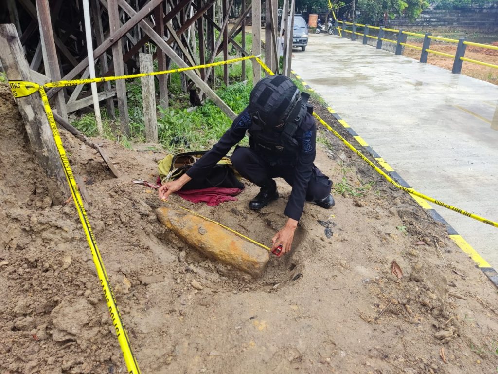 Brimob Polda Kaltim Evakuasi Mortir Sisa Perang Dunia II di Telaga Sari Balikpapan WhatsApp Image 2022 02 07 at 08.19.31
