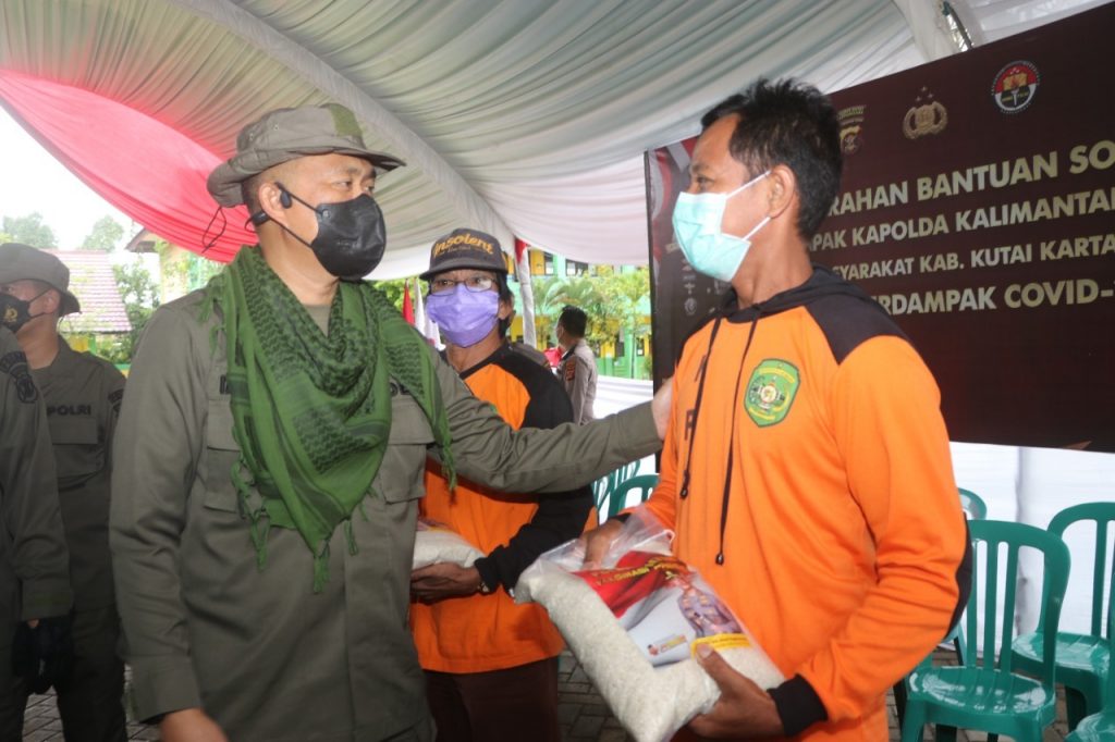 Kapolda Kaltim Bagikan Bantuan Sosial Kepada Masyarakat Terdampak Covid-19 di Kab. Kutai Kartanegara WhatsApp Image 2022 02 07 at 12.23.50