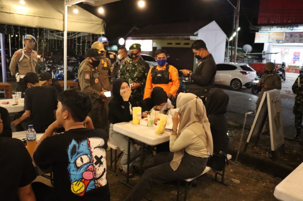 Polres Paser Gencar Laksanakan Operasi Yustisi Pendisiplinan Protokol Kesehatan WhatsApp Image 2022 02 07 at 23.10.55