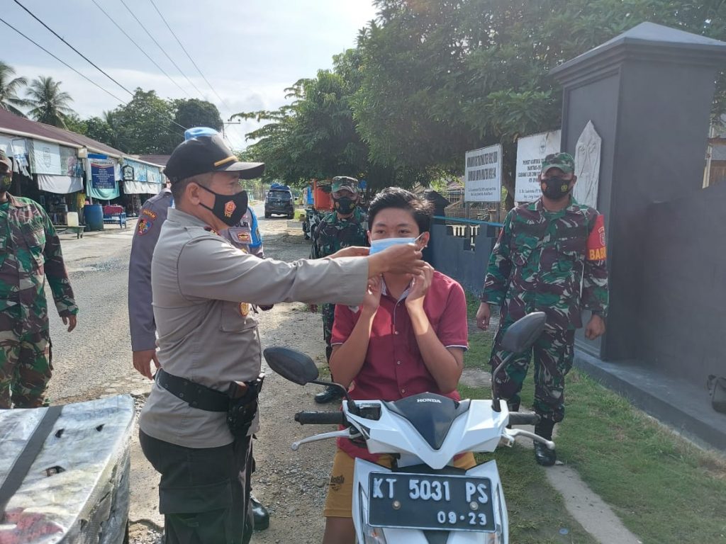 Polsek Long Iram Gencarkan Ops Yustisi, Cegah Penularan Varian Baru Covid-19 WhatsApp Image 2022 02 08 at 09.07.27