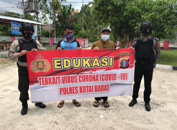 Polsek Melak Laksanakan Sosialisasi Edukasi Bahaya Virus Corona (Covid – 19) Di Lingkungan Masyarakat WhatsApp Image 2022 02 08 at 09.38.52