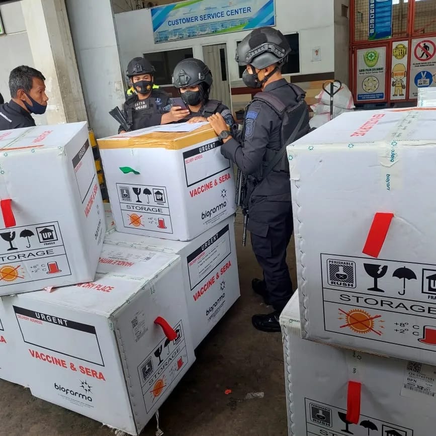 Brimob Kaltim Kawal Kedatangan Vaksin Di Kalimantan Timur WhatsApp Image 2022 02 08 at 10.12.00