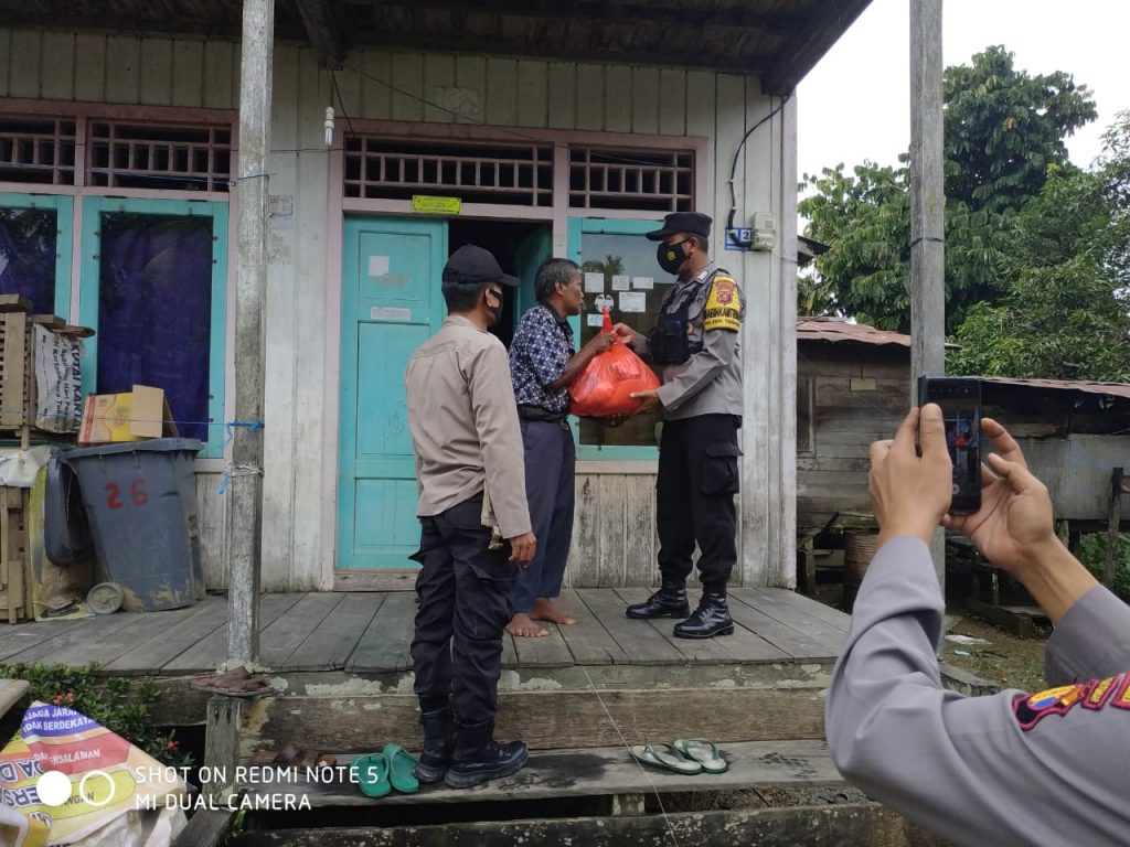Bantuan Sosial Dalam Rangka Penerapan PPKM Level – II Terhadap Masyarakat Terdampak Covid 19 Di Wilayah Hukum Polres Kutai Kartanegara WhatsApp Image 2022 02 08 at 10.48.20
