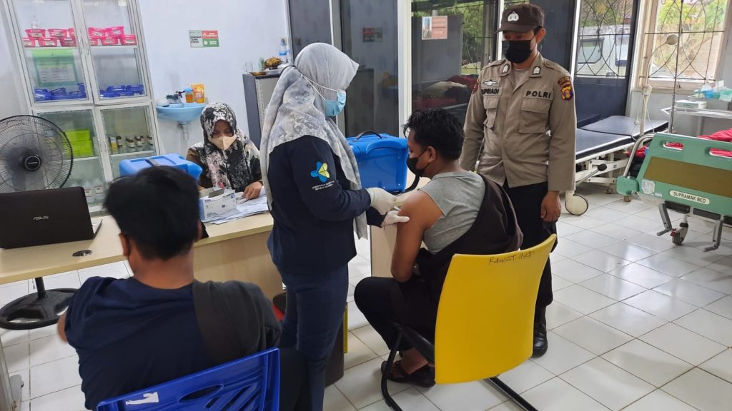 Beri Rasa Aman, Pelaksanaan Vaksinasi di Muara Badak di Pantau Polisi     WhatsApp Image 2022 02 08 at 18.11.05