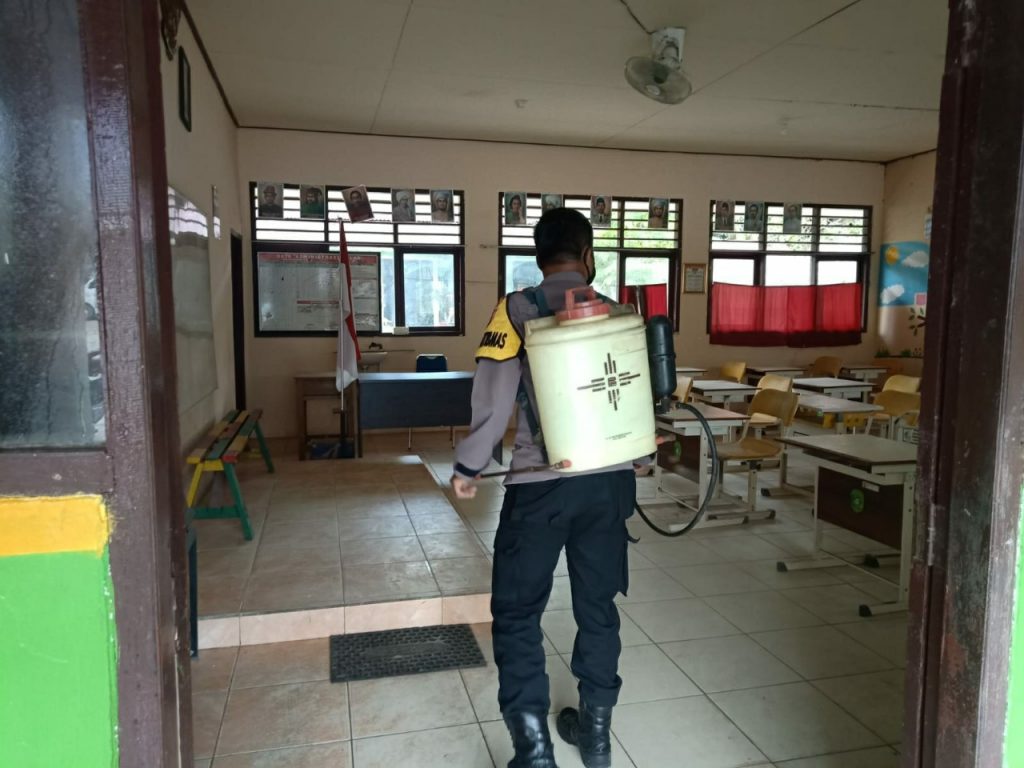 Polres Kukar Semprotkan Cairan Disinfektan di Lingkungan Mako dan Fasilitas Umum WhatsApp Image 2022 02 10 at 10.09.46