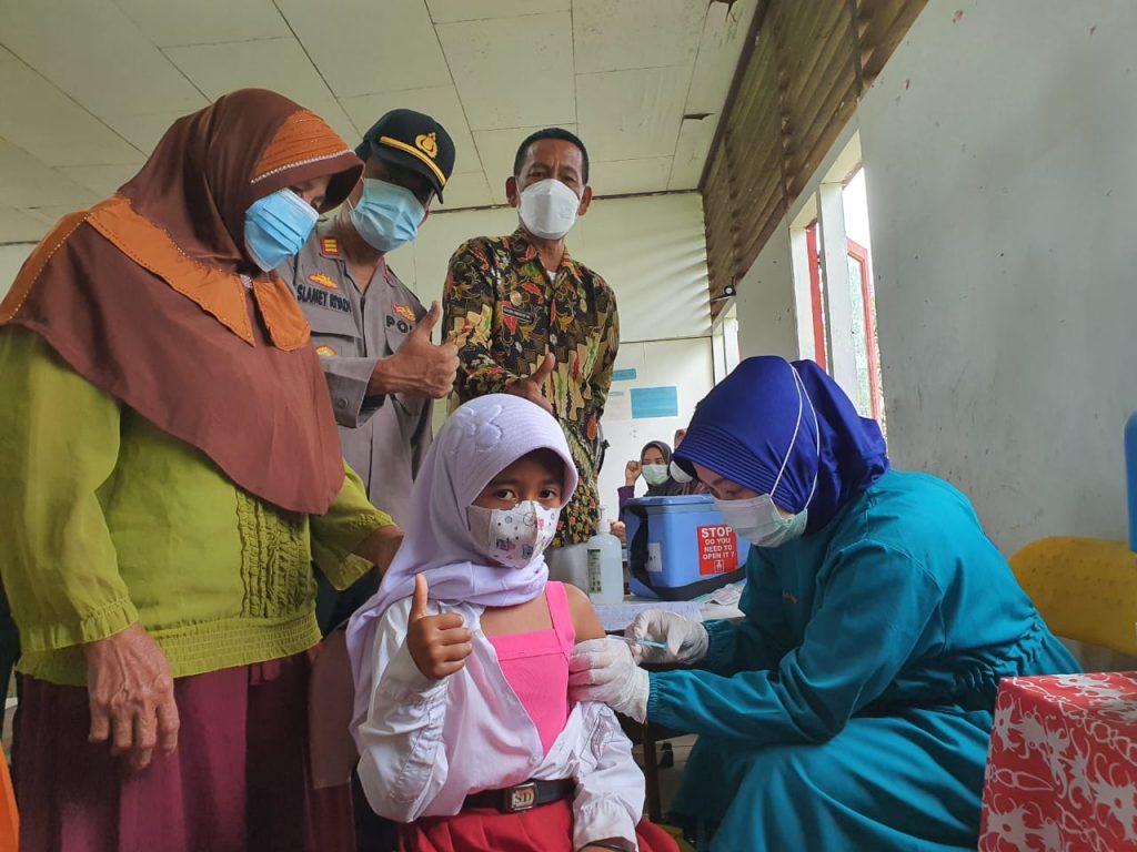 Pantau Vaksinasi di Sekolah Dasar, Kapolsek Marangkayu Berikan Semangat dan Motivasi Kepada Anak WhatsApp Image 2022 02 10 at 18.13.32