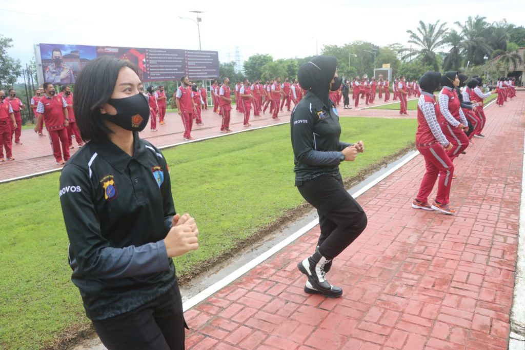 Jaga Stamina Tubuh Ditengah Pandemi, Personil Polda Kaltim Laksanakan Olahraga Bersama WhatsApp Image 2022 02 11 at 09.13.25