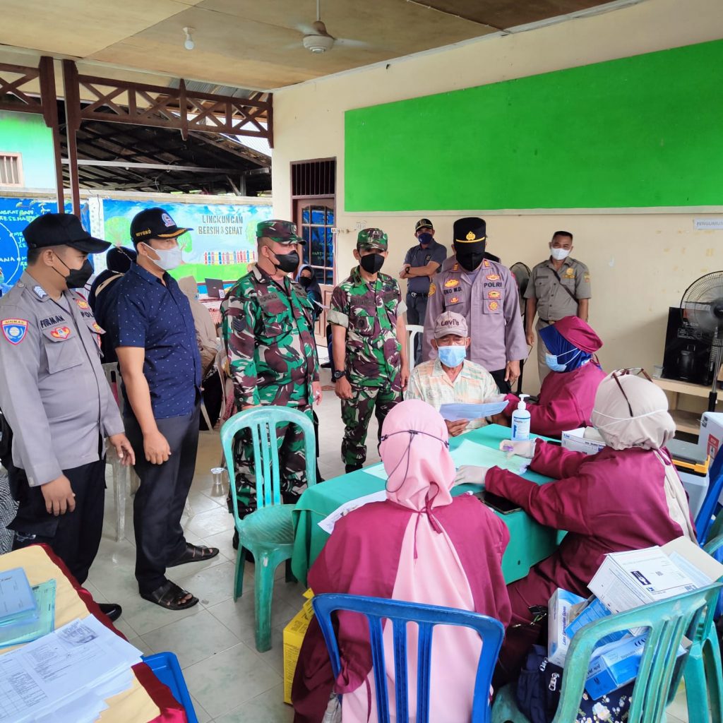 Sinergitas TNI-Polri Amankan Pelaksanaan Vaksinasi Dosis Boster Terhadap Lansia di Palaran WhatsApp Image 2022 02 12 at 17.28.22