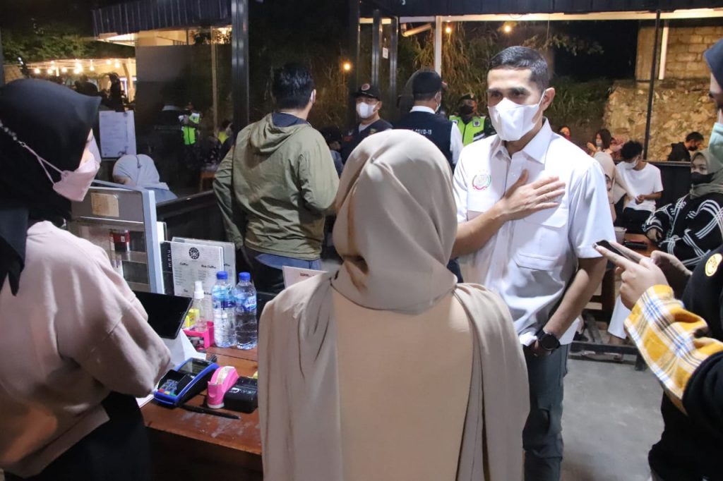 Pimpin Operasi Yustisi, Kapolresta Samarinda Berharap Agar Masyarakat Menerapkan 5 M WhatsApp Image 2022 02 13 at 02.43.19