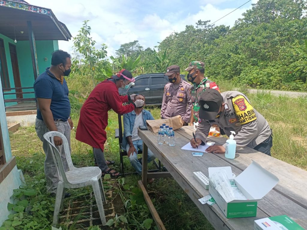 Polisi Gelar Rapid Test Antigen Secara Acak di Perbatasan Berau-Kutim WhatsApp Image 2022 02 13 at 14.11.57
