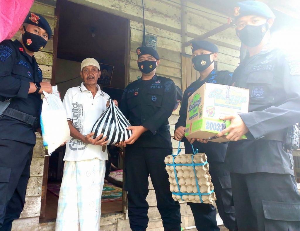 Brimob Polda Kaltim Door to Door Bagikan Sembako ke Warga Terdampak Covid-19 WhatsApp Image 2022 02 13 at 17.21.43 2