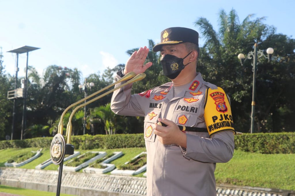 Pimpin Apel Pagi, Kapolda Kaltim Ingatkan Personil Siap Siaga Jelang Pembangunan IKN WhatsApp Image 2022 02 14 at 08.41.00