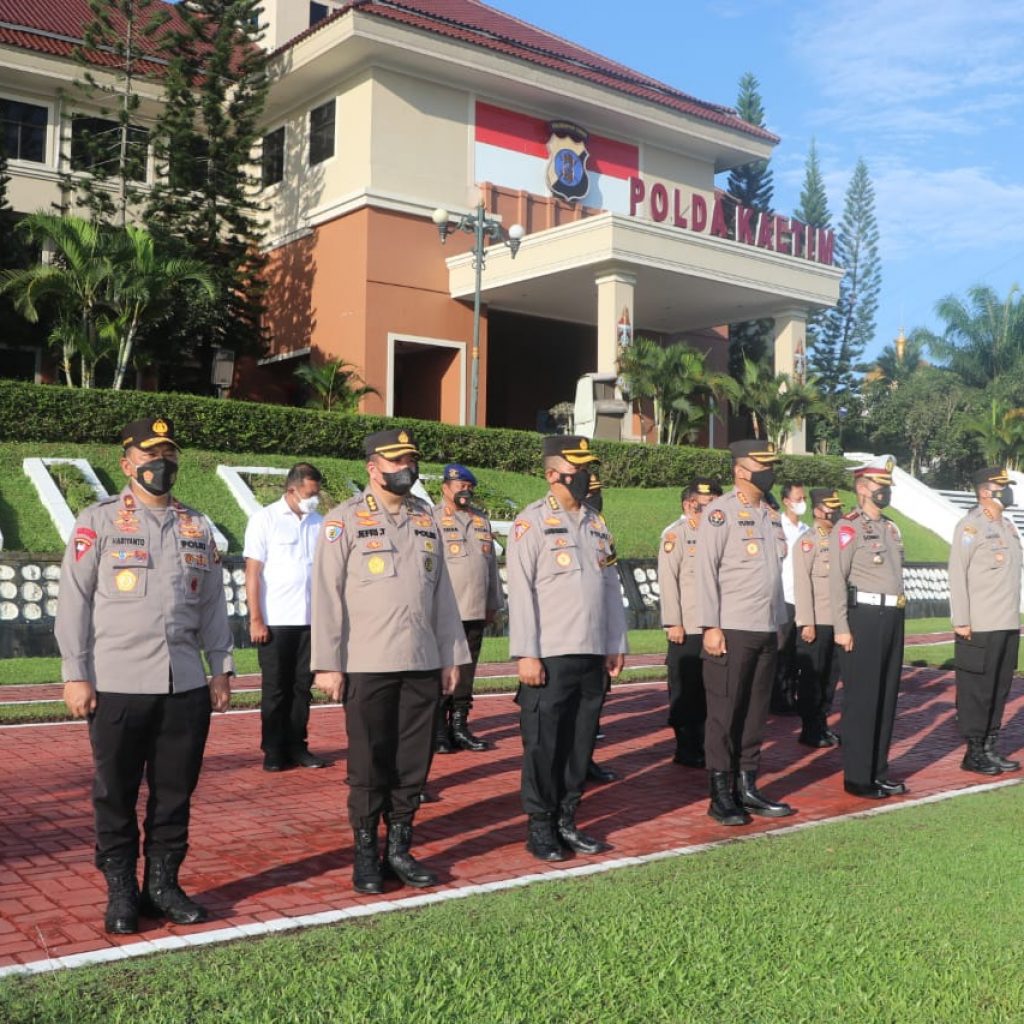 Pimpin Apel Pagi, Kapolda Kaltim Ingatkan Personil Siap Siaga Jelang Pembangunan IKN 1 WhatsApp Image 2022 02 14 at 08.41.09