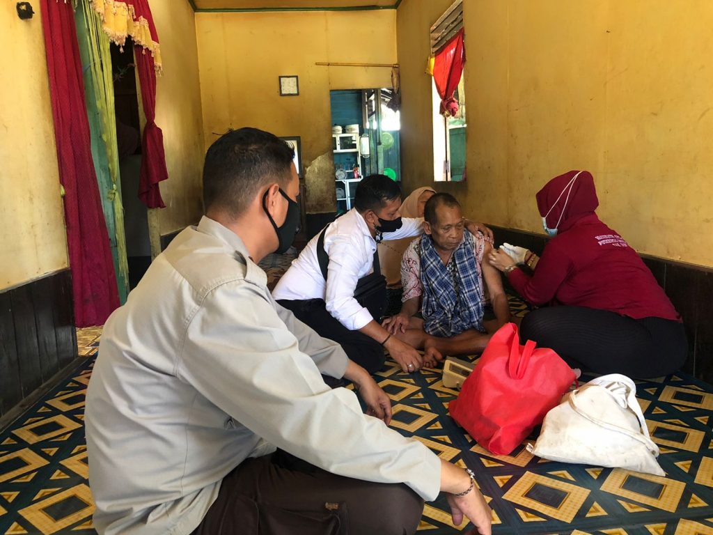 Polsek Long Kali Bersama Tim Nakes Gencar Laksanakan Vaksinasi Door to Door WhatsApp Image 2022 02 15 at 09.51.24