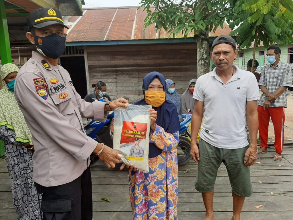 Bantuan Sosial Terhadap Masyarakat Terdampak Covid 19 di Wilayah Hukum Polres Kutai Kartanegara WhatsApp Image 2022 02 17 at 06.30.09