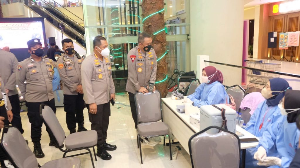 Tinjau Gerai Vaksinasi Covid-19 di Mall Pentacity, Ini Pesan Kapolda Kaltim WhatsApp Image 2022 02 17 at 12.32.57
