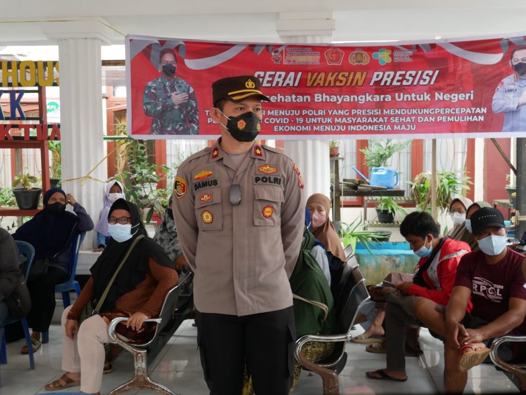 Buru Vaksinasi Dosis Dua, Wakapolres Bontang Tinjau Vaksin di Gedung BPU WhatsApp Image 2022 02 17 at 14.55.00