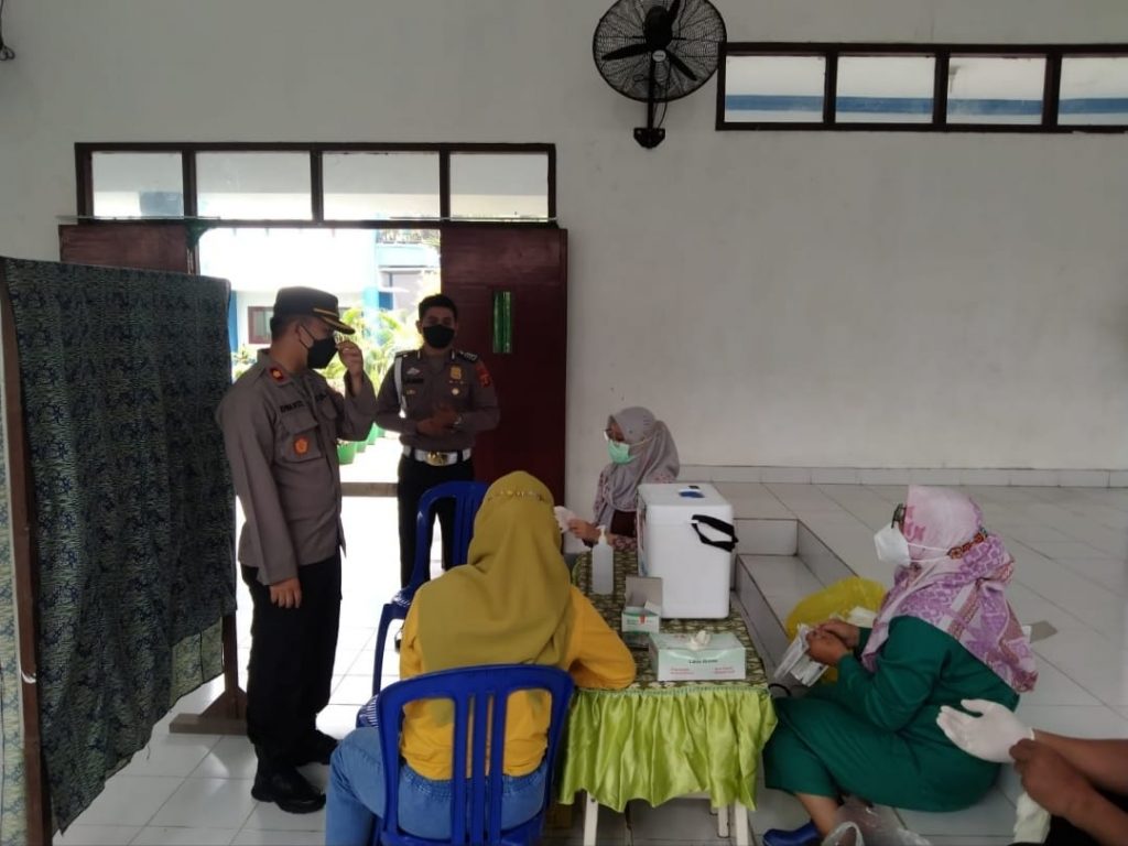 Kapolsek Sungai Pinang Tinjau Vaksinasi Anak, Pastikan Akselerasi Vaksinasi Berjalan Lancar WhatsApp Image 2022 02 18 at 15.15.33