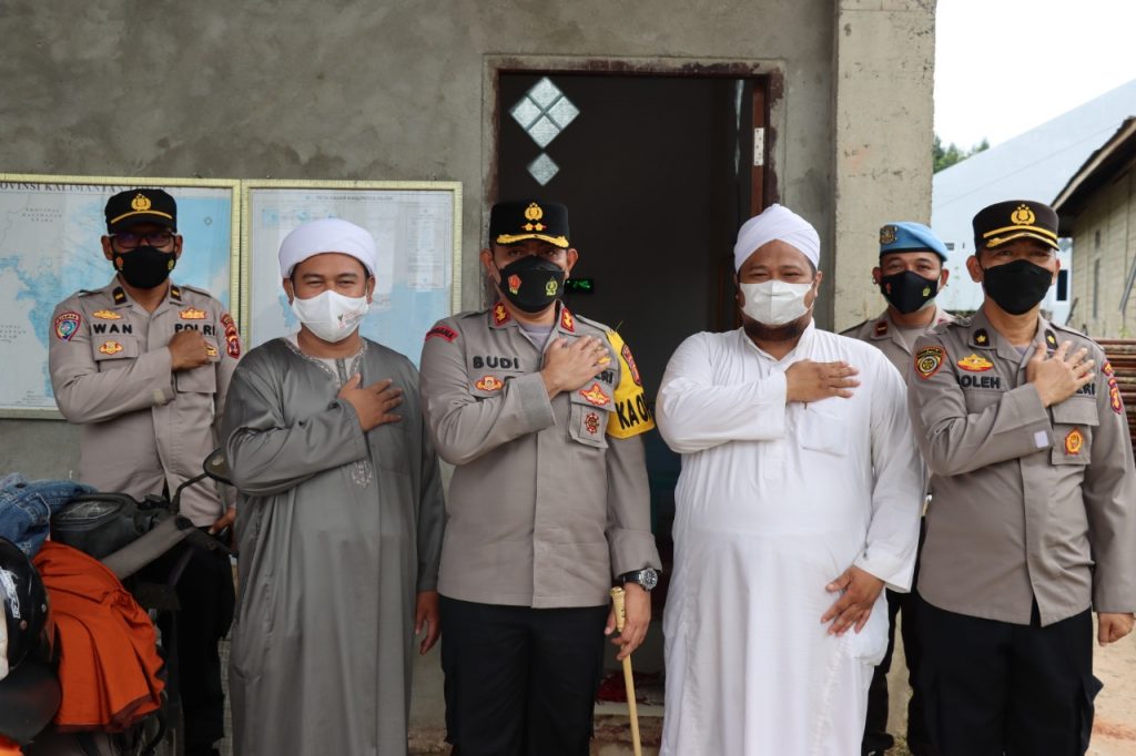 Jalin Silaturahmi, Kapolres Paser Kunjungi Ponpes Ikhwatul Islamiyyah dan Bagikan Paket Sembako WhatsApp Image 2022 02 21 at 17.12.09