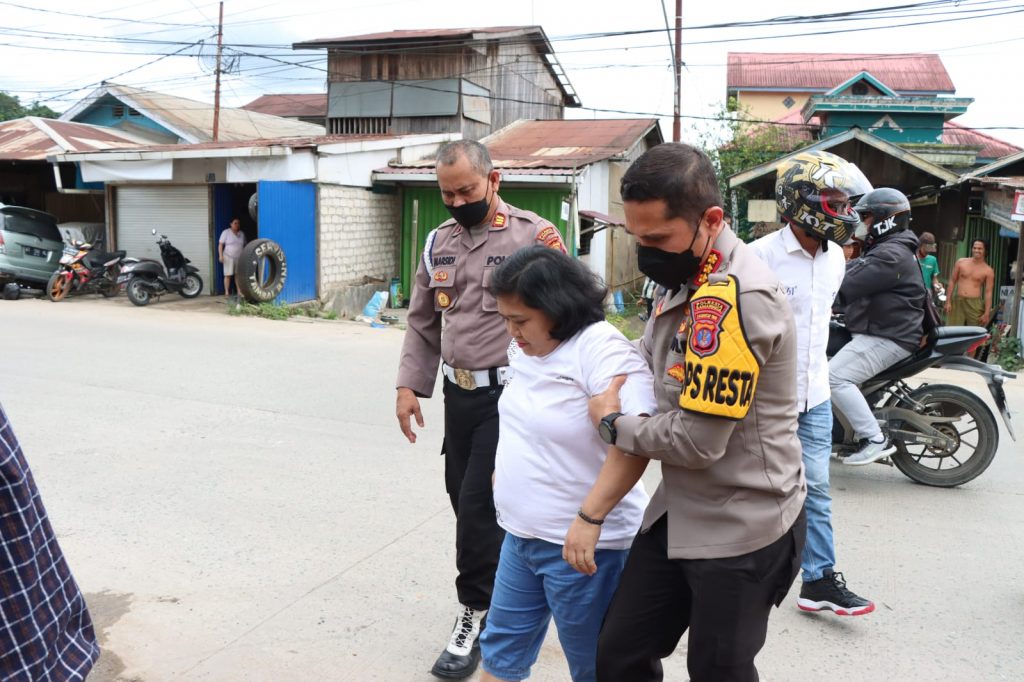 Sigap, Kapolresta Samarinda Turun Langsung Bantu Korban Kecelakaan WhatsApp Image 2022 02 21 at 17.41.55