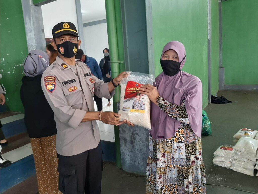 Wujud Kepedulian, Polres Kukar Bagikan Bantuan Sosial Kepada Warga Kurang Mampu WhatsApp Image 2022 02 22 at 09.43.47