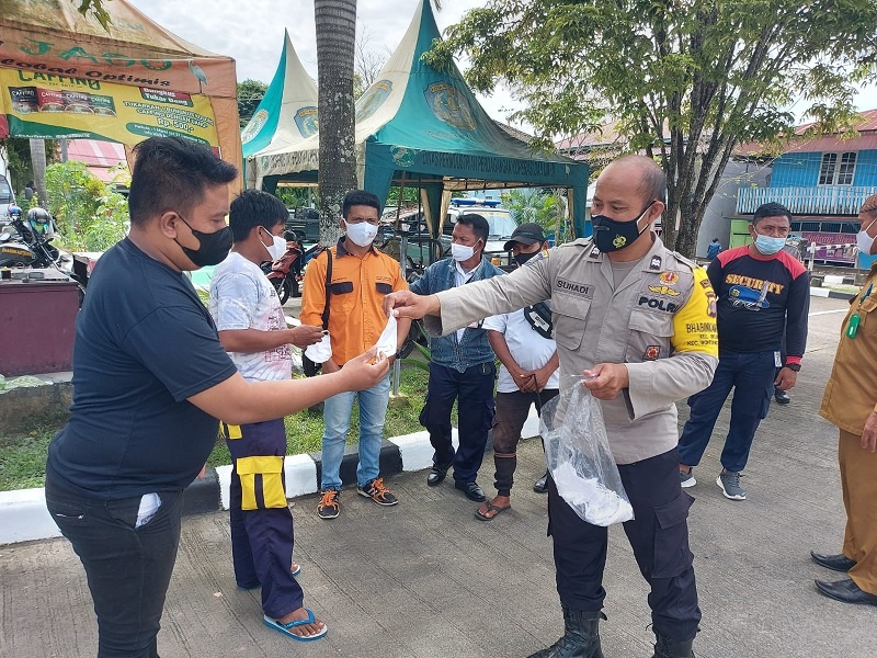 Polsek Bontang Barat Patroli Protokol Kesehatan dan Bagikan Masker WhatsApp Image 2022 02 22 at 15.25.45