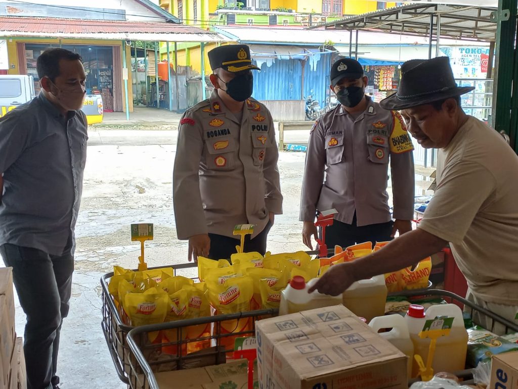Antisipasi Penimbunan Minyak Goreng, Kapolsek Palaran Lakukan Sidak di Sejumlah Toko WhatsApp Image 2022 02 24 at 17.58.22