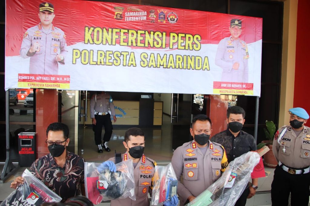 Ungkap Kasus Santri Aniaya Gurunya, Polresta Samarinda Gelar Konferensi Pers WhatsApp Image 2022 02 25 at 18.24.54