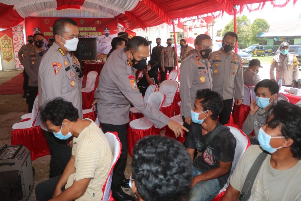 Anjak Utama Lemdiklat Polri dan Wakapolda Kaltim Tinjau Vaksinasi Massal di Penajam dan Ikuti Vicon Dengan Kapolri WhatsApp Image 2022 02 26 at 13.42.55