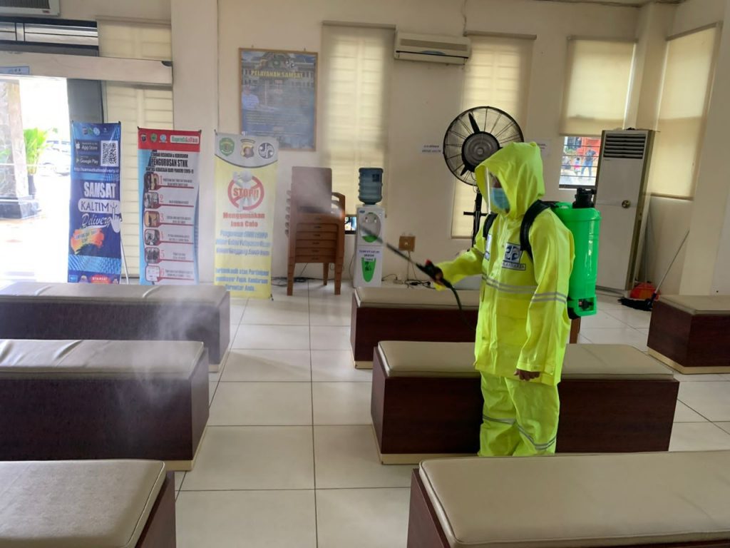 Bentuk Upaya Polres Kukar Cegah Covid-19, Lakukan Penyemprotan Disinfektan WhatsApp Image 2022 02 27 at 07.35.34