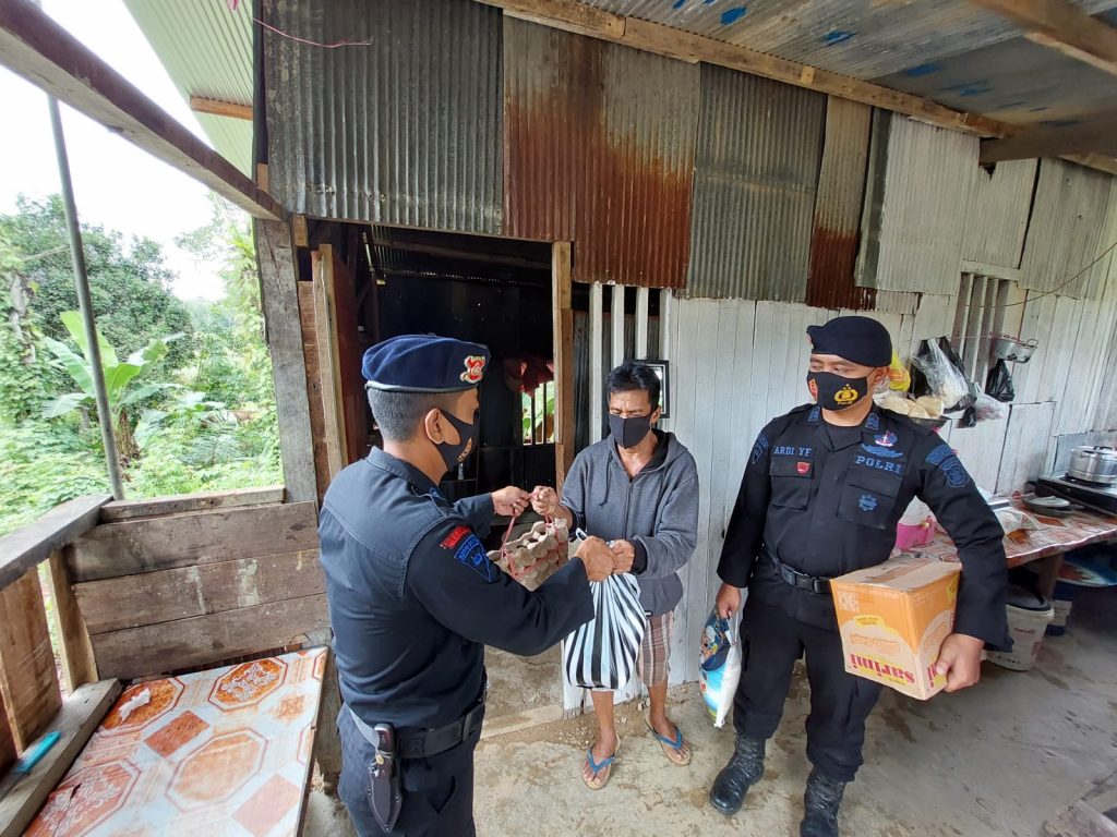Brimob Polda Kaltim Salurkan Bantuan Sembako Kepada Warga Kecamatan Loa Janan Ilir WhatsApp Image 2022 02 27 at 07.42.00