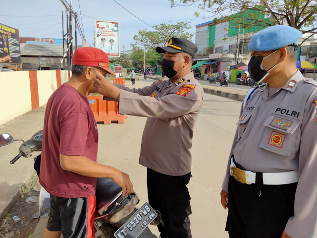 Bagi Masker Kepada Masyarakat, Polsek Samarinda Seberang Kembali Gelar Operasi Yustisi smd2 2