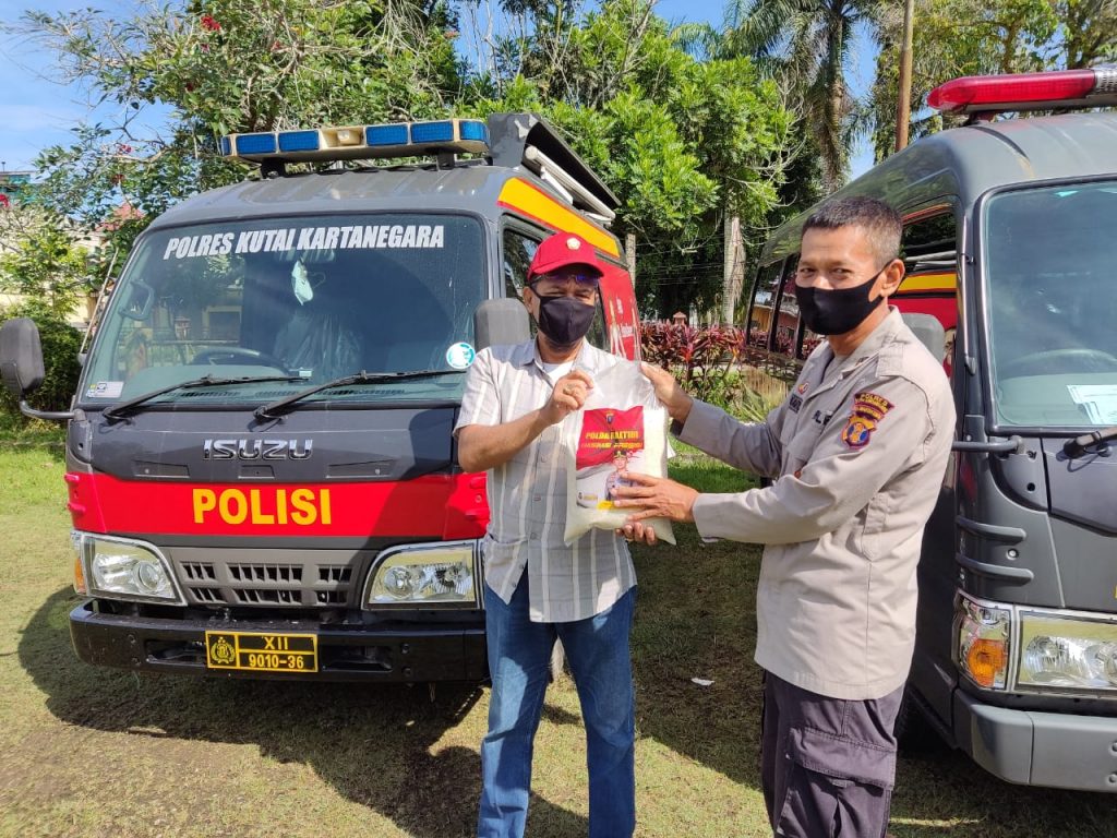 Peduli Ditengah Pandemi, Polres Kukar Bagikan Bantuan Sosial kepada Masyarakat Terdampak Pandemi Covid-19 3