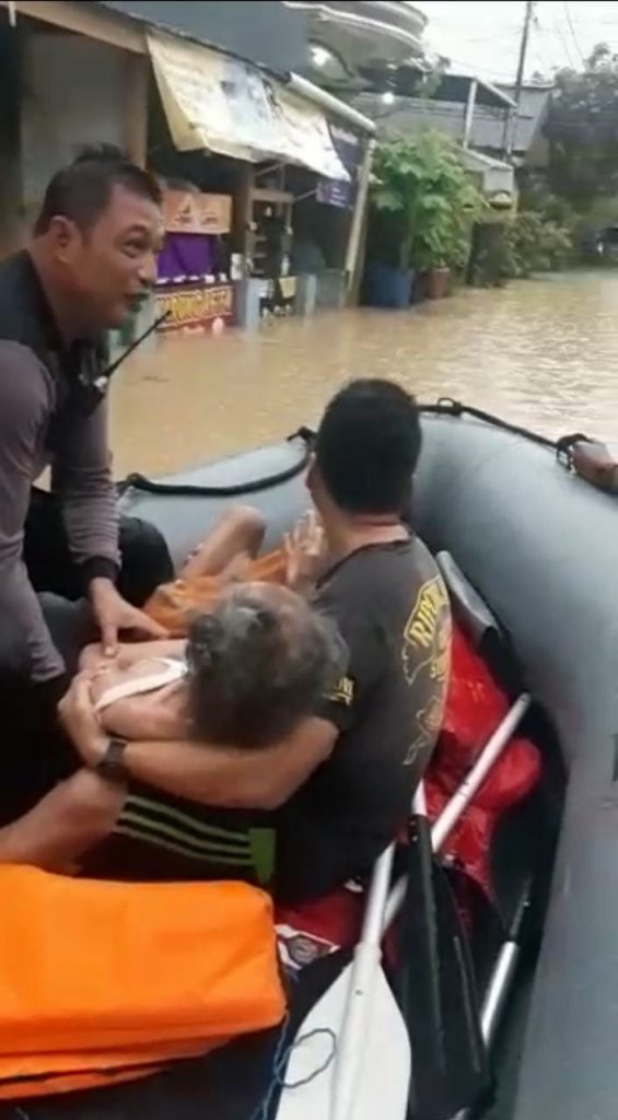 Sigap, Personel Polresta Balikpapan Turun Langsung Evakuasi Korban Banjir 40437F8D 0D32 4A99 BCFF 0498E319FE61