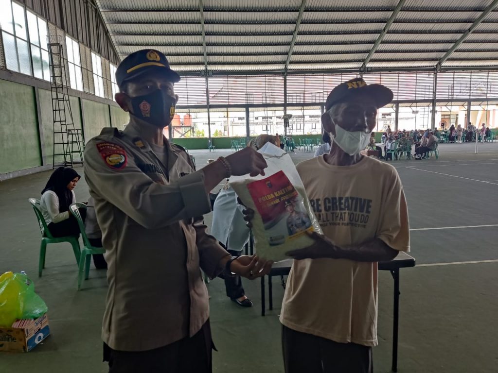 Wujud Kepedulian Polri, Polres Kukar Salurkan Bantuan Sosial kepada Warga Terdampak Pandemi Covid-19 6 1