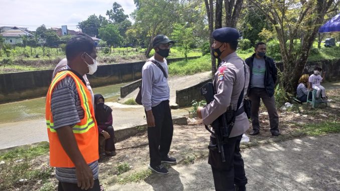 Sadarkan Masyarakat Pentingnya Prokes, Personil Detasemen Gegana Laksanakan Patroli Dialogis IMG 20220307 WA0022 678x381 1