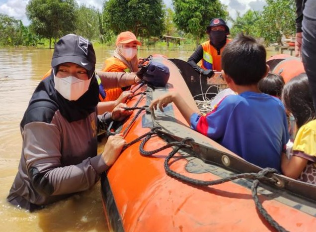 Aksi Heroik Polwan Polres Kutim Bantu Evakuasi Korban Banjir di Sangatta IMG 20220321 WA0093 1